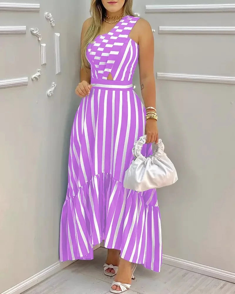 Vestido feminino de fibra sintética com listras verticais, decote assimétrico e saia com babado.